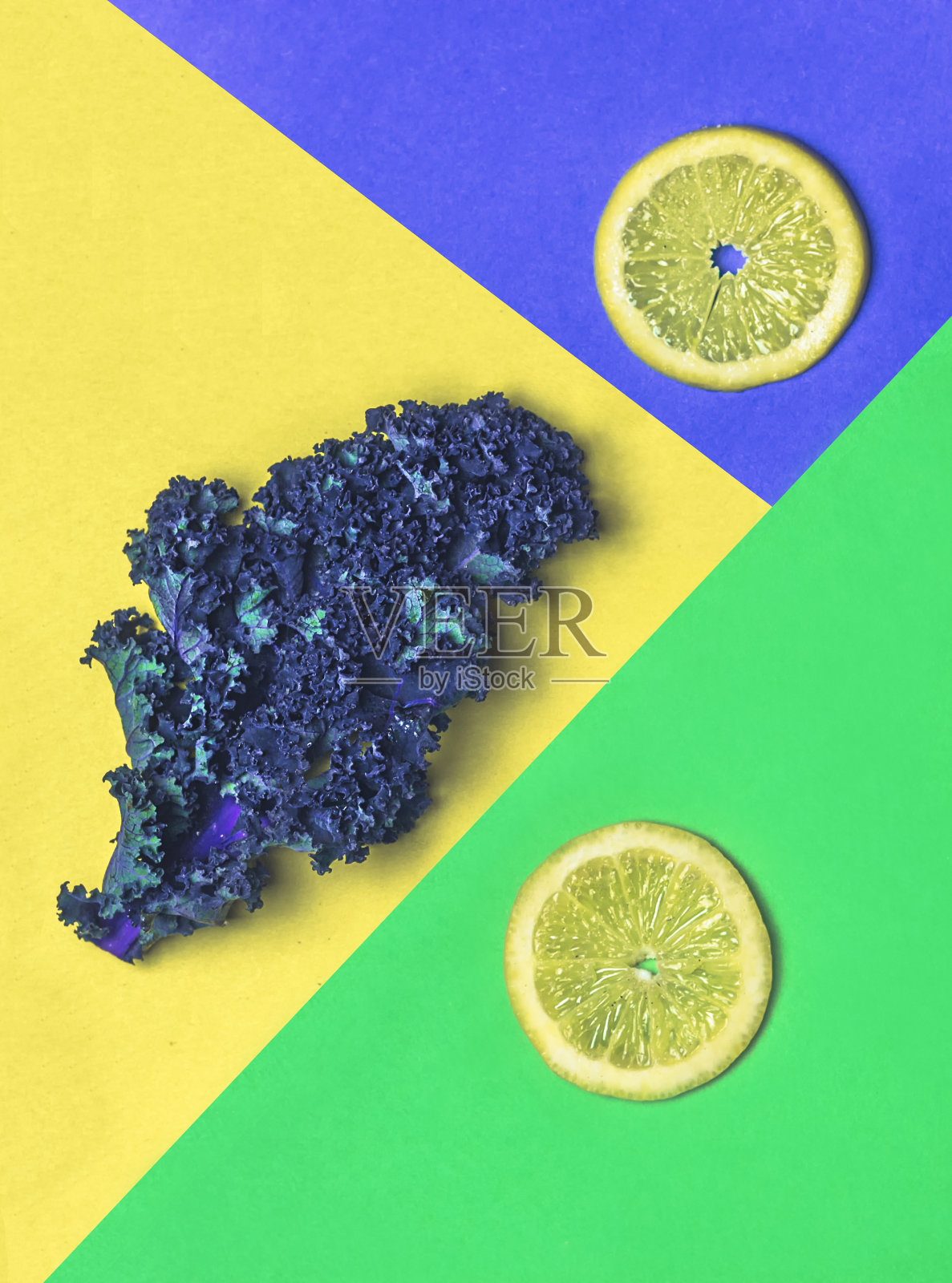 蓝绿搭配柠檬片，黄色搭配羽衣甘蓝照片摄影图片