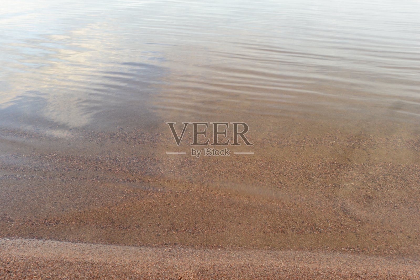 夏末清晨，沙质背景的海岸线照片摄影图片