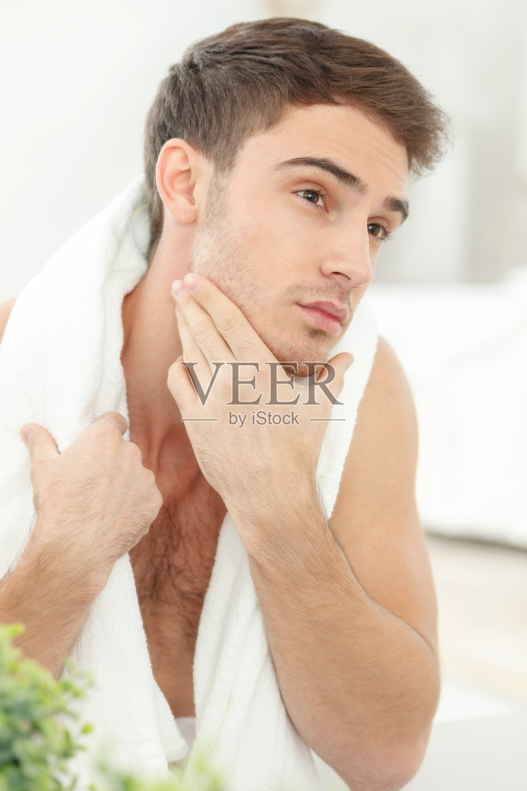 有魅力的年轻人正在分析他的外表照片摄影图片