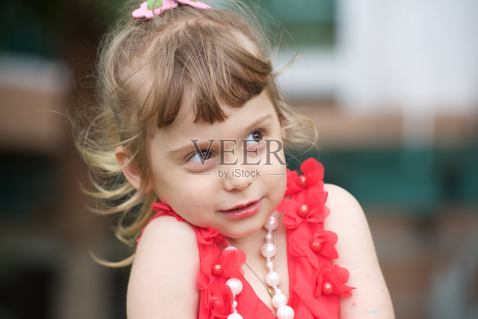 一个快乐的小女孩的肖像照片摄影图片