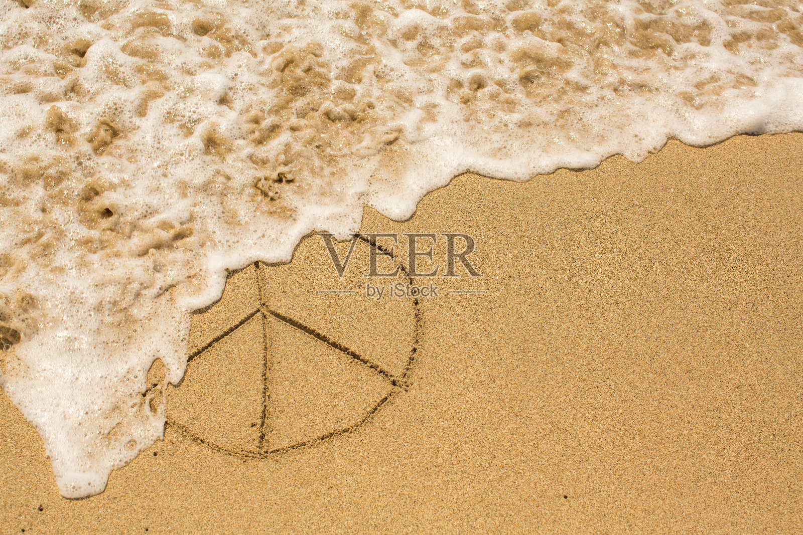 太平洋-画在沙滩上的和平标志照片摄影图片