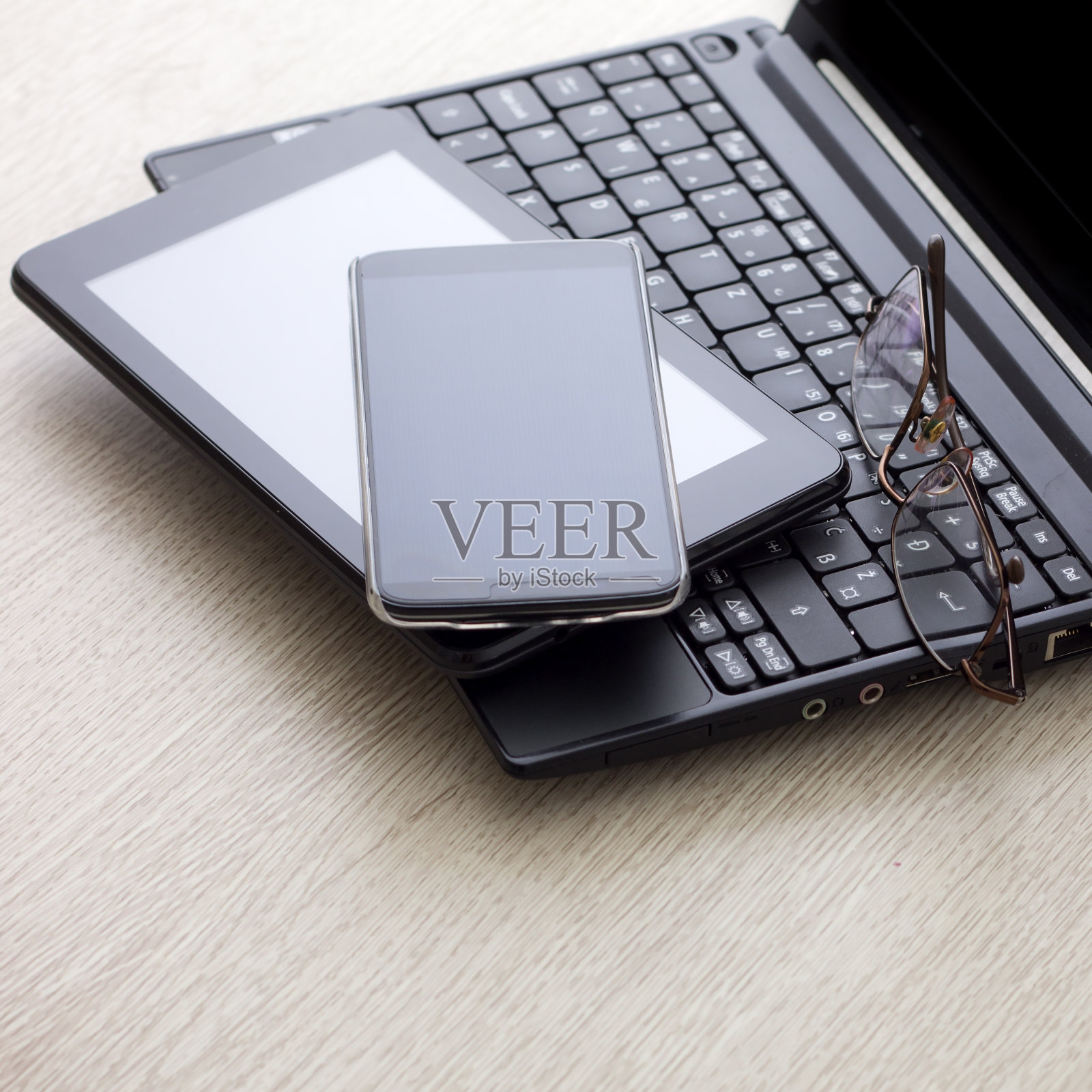 电子设备放在木桌上照片摄影图片