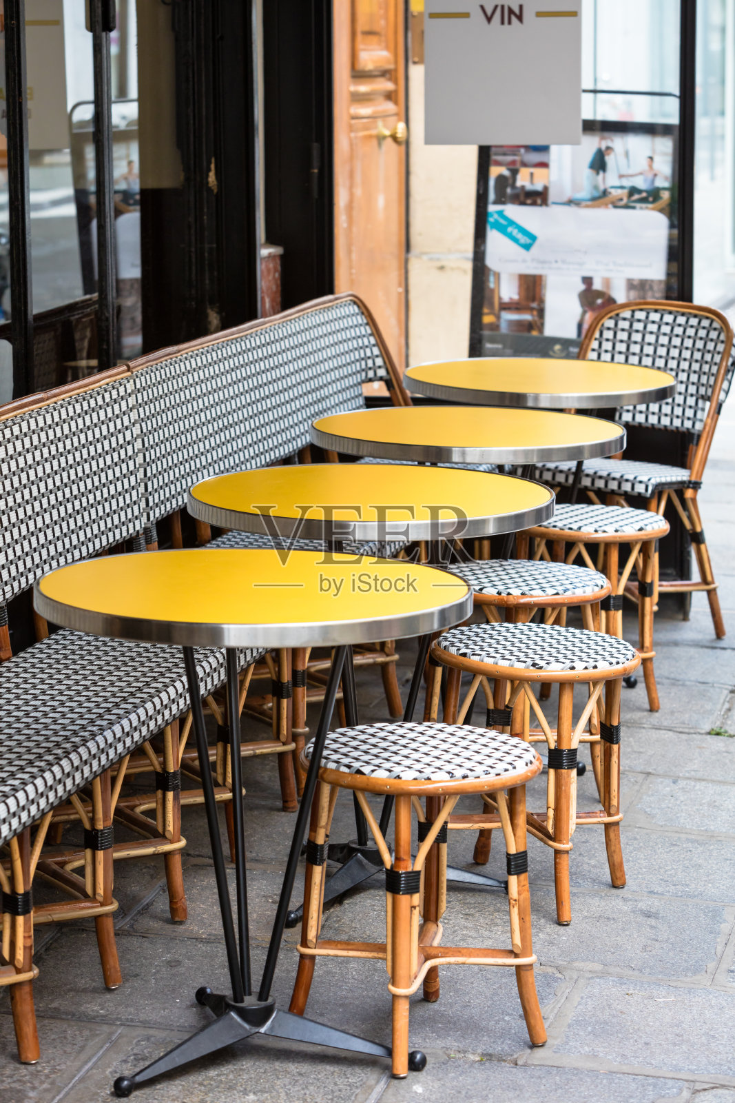 开放的咖啡馆露台，圆桌和柳条椅子，巴黎，法国照片摄影图片