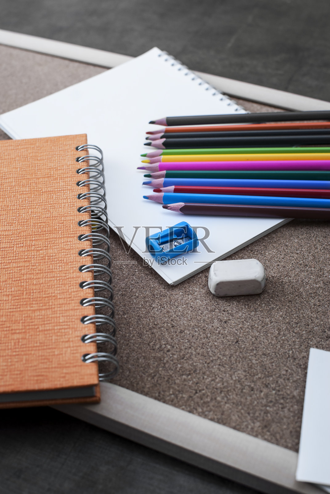 木制背景的学校用品照片摄影图片