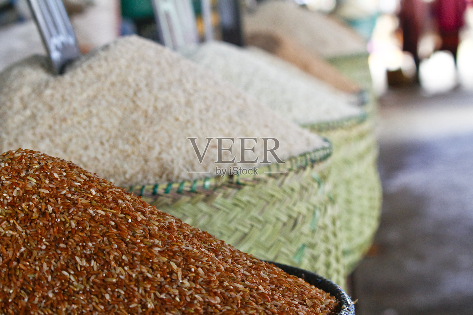 农贸市场上的水果和蔬菜照片摄影图片