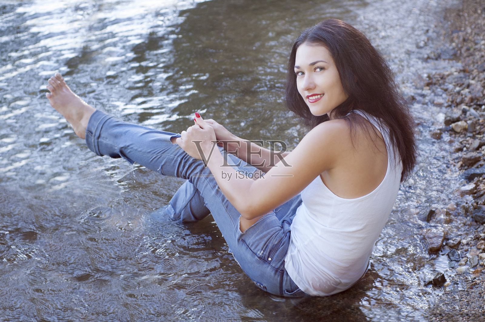 破洞的牛仔裤照片摄影图片