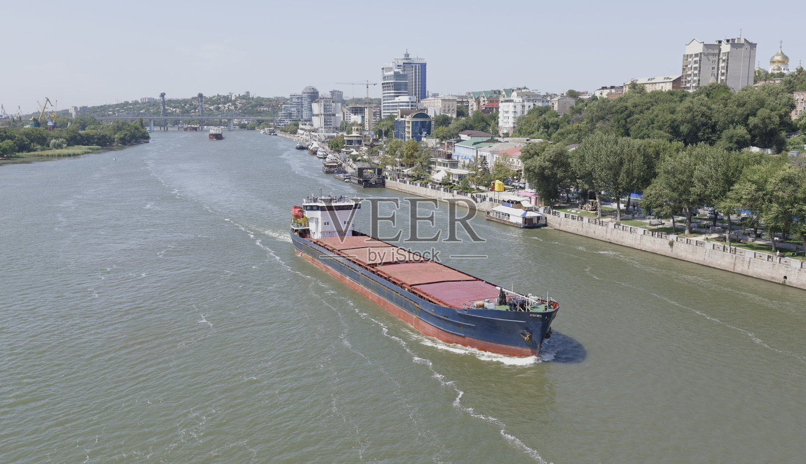 顿河畔罗斯托夫河上游水的货船照片摄影图片