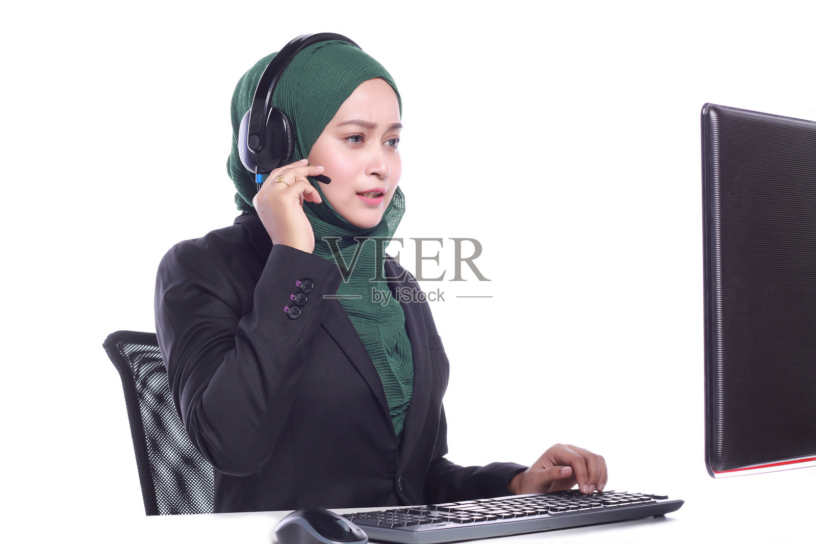 年轻的穆斯林女性在白人背景下被孤立照片摄影图片