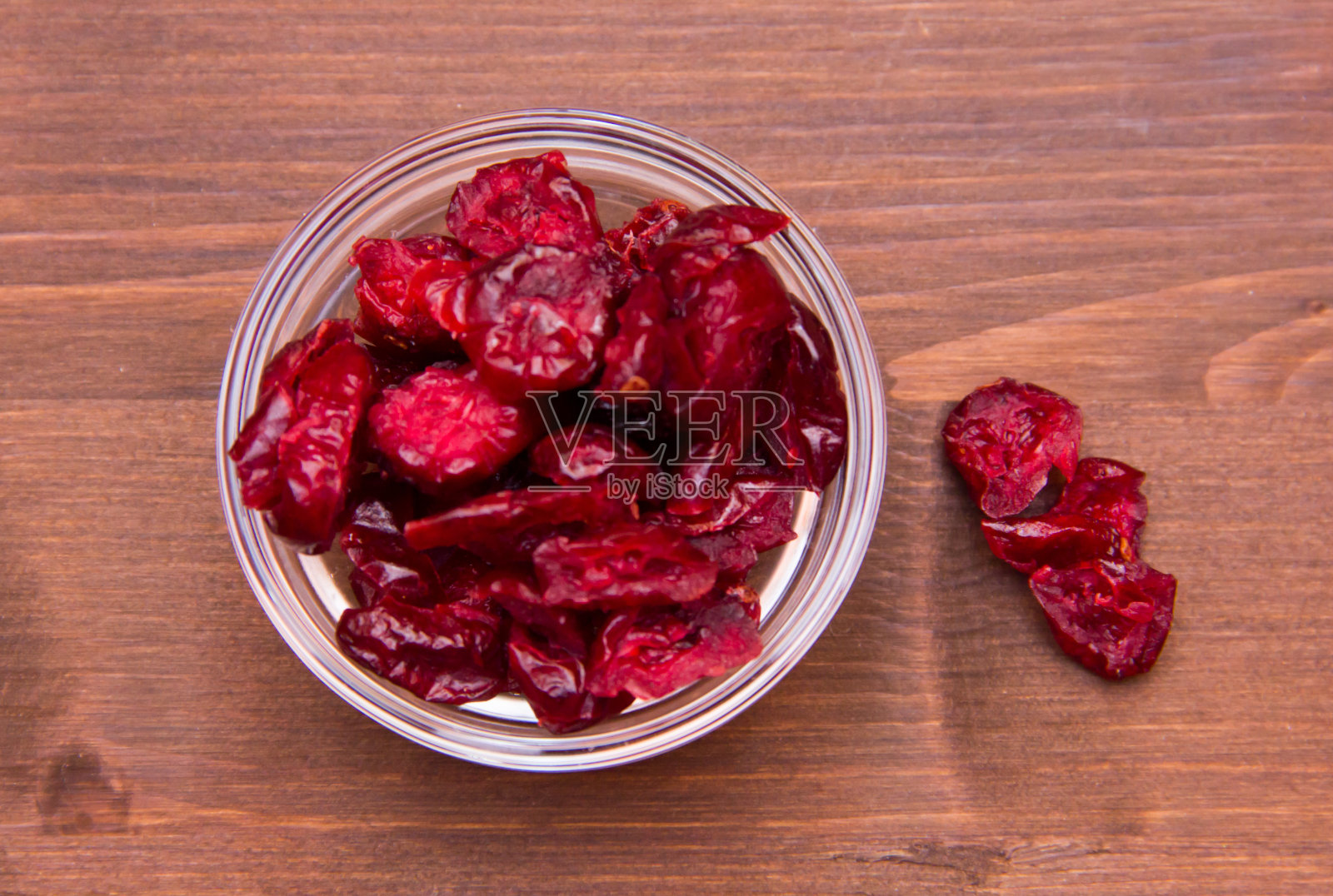 从上面看，木碗上放着蔓越莓干照片摄影图片