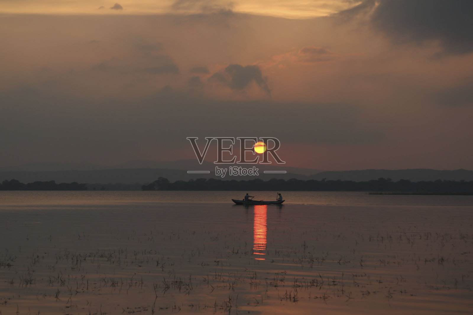 湖上的日落。照片摄影图片