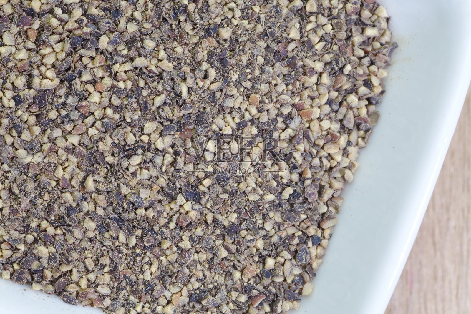 把黑胡椒粉放在白色盘子里照片摄影图片