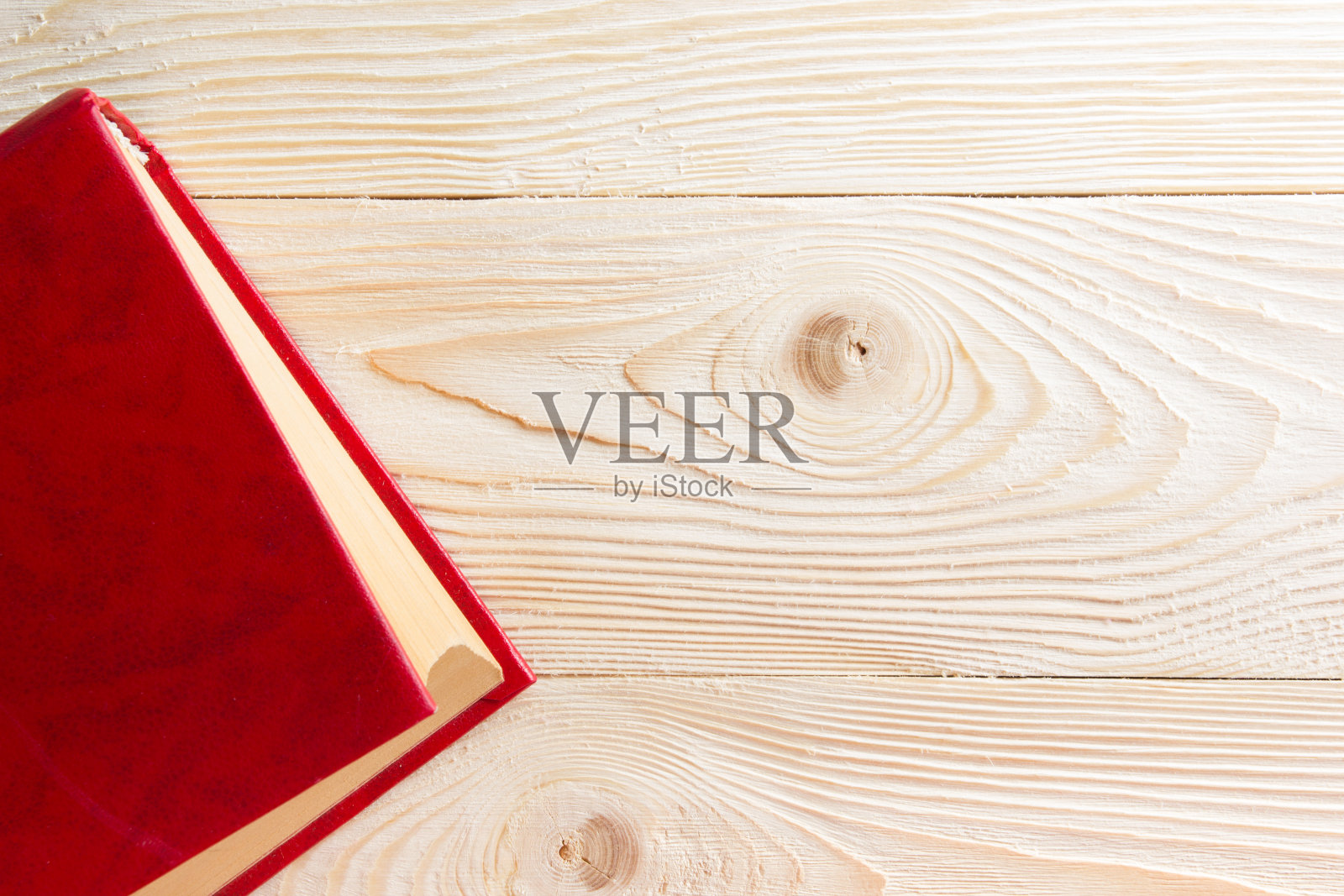 木桌上的空白红书。俯视图照片摄影图片