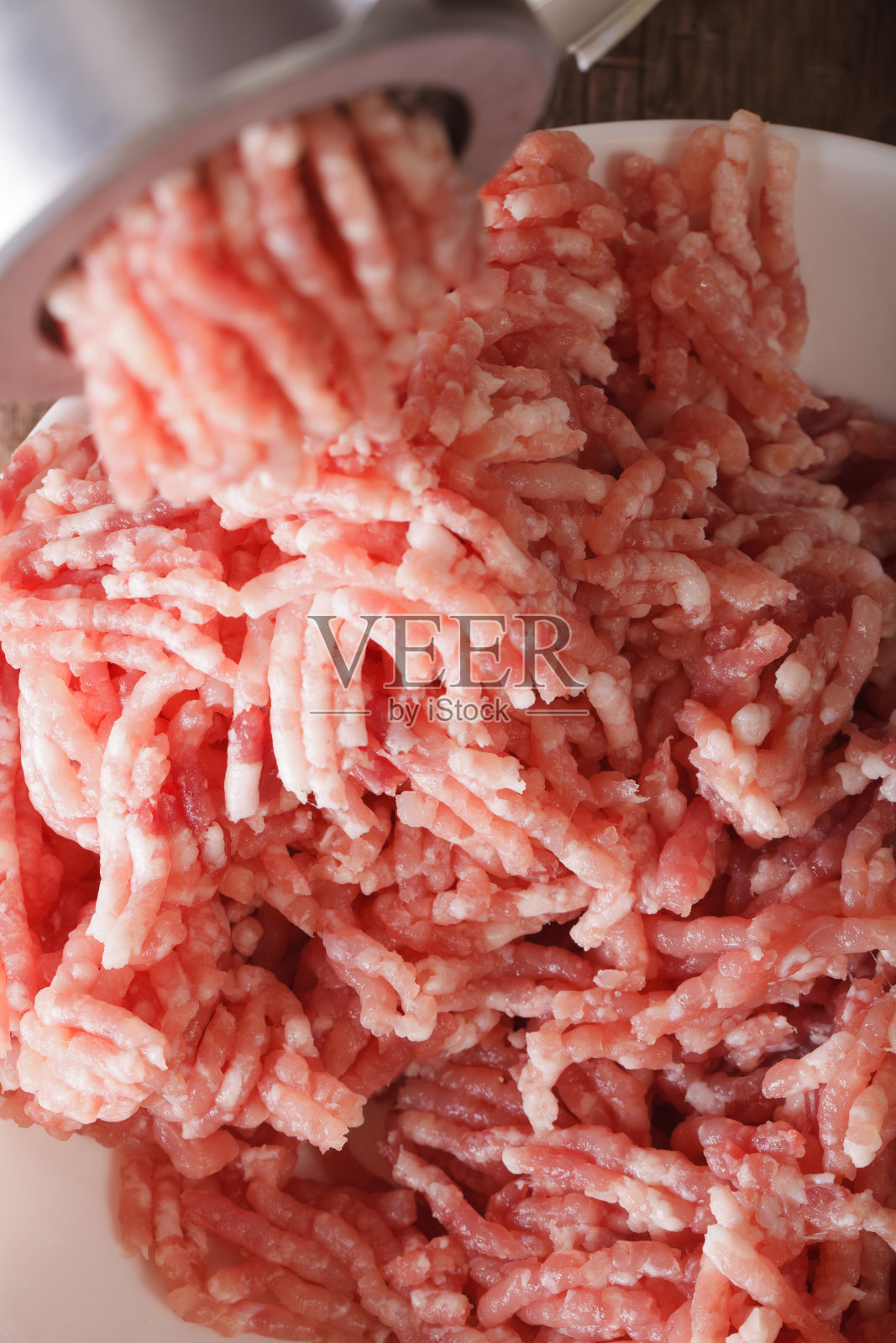 绞肉机:准备绞肉。垂直照片摄影图片