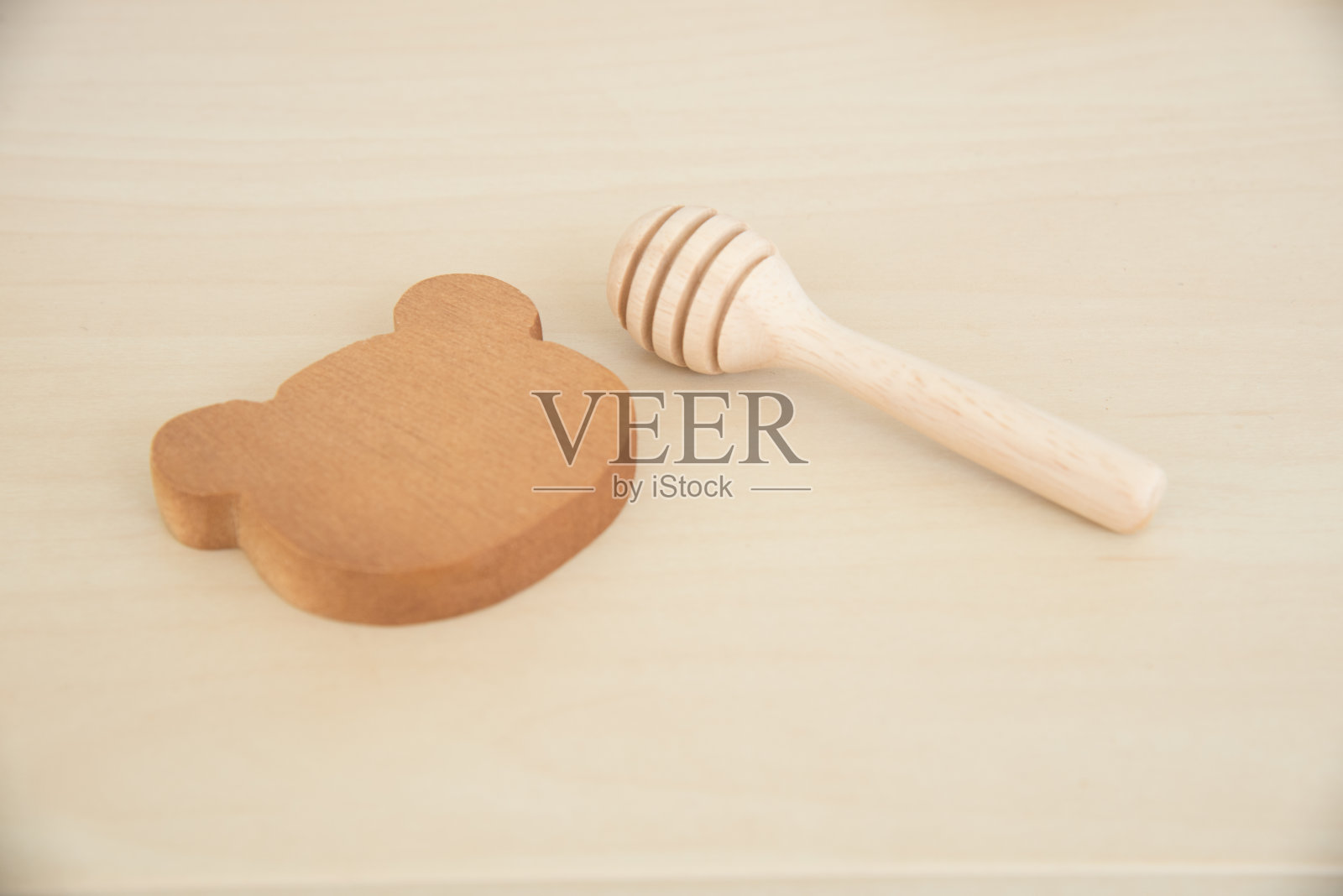 木制熊托盘件照片摄影图片