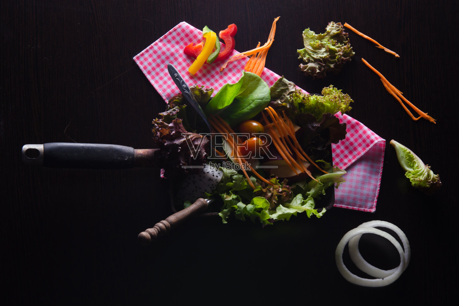 黑色背景上的蔬菜沙拉准备照片摄影图片
