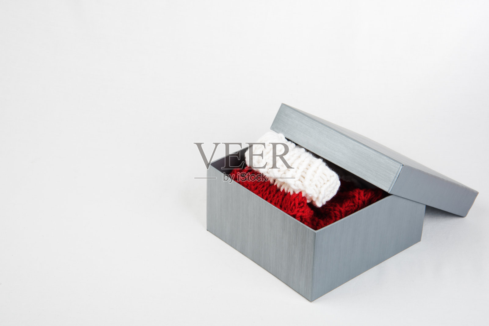 装着圣诞袜的礼物盒照片摄影图片