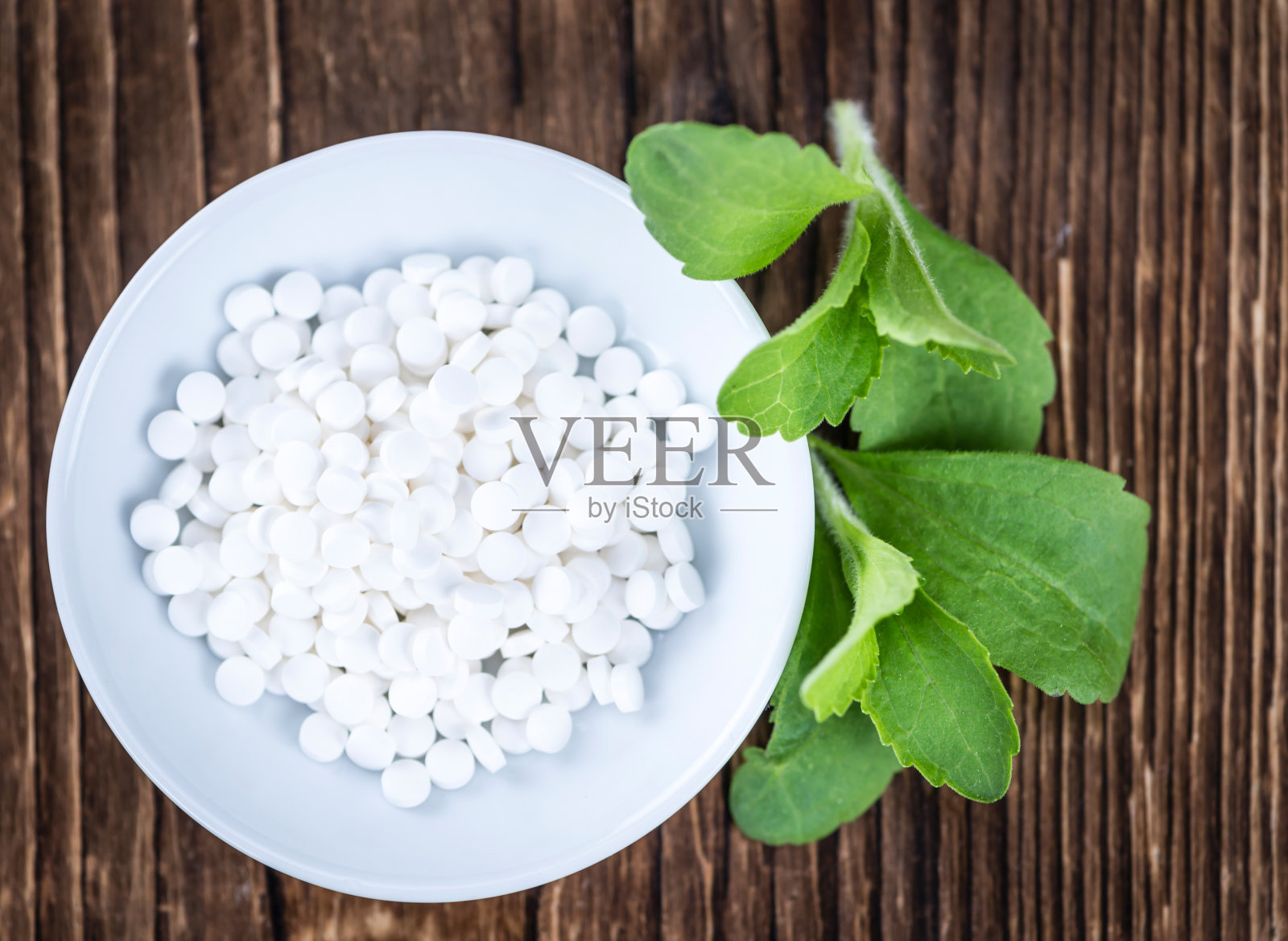 木质背景上的甜叶菊甜味剂照片摄影图片