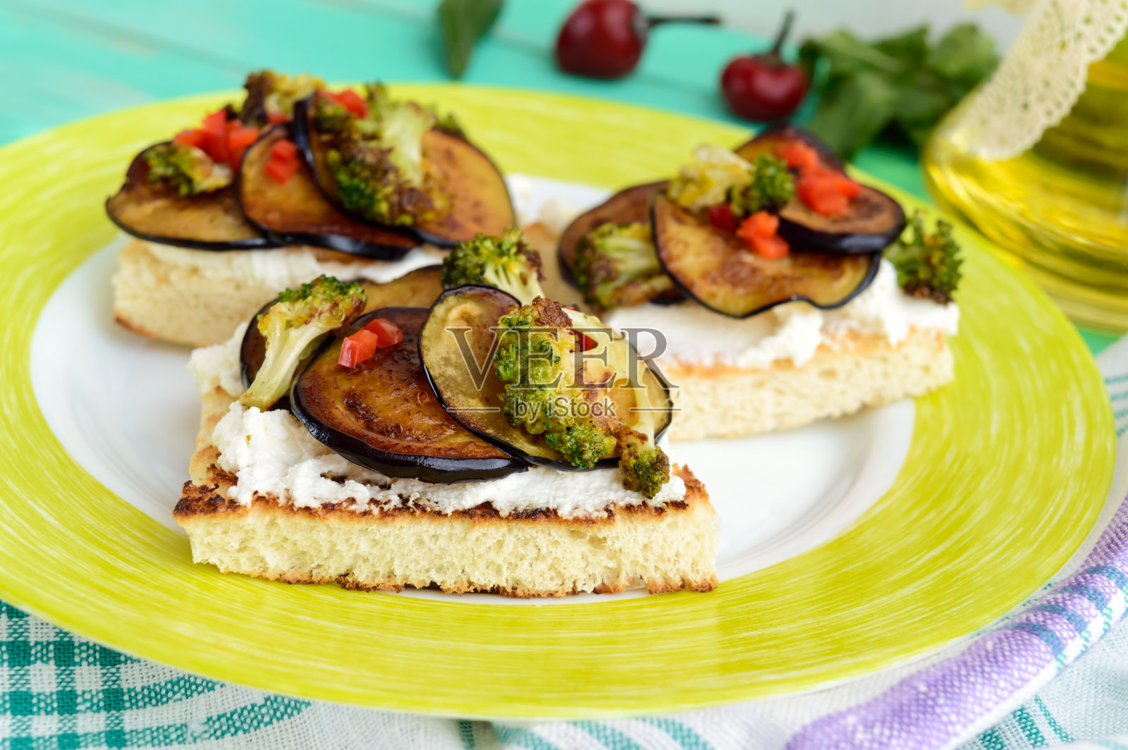 香浓的意式烤面包配羊乳酪，茄子片照片摄影图片