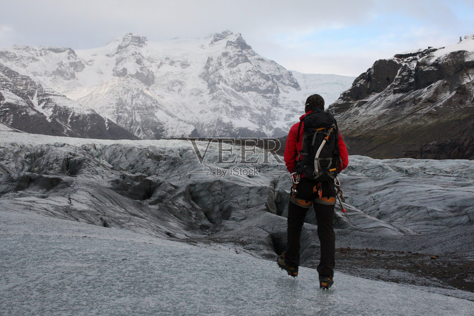 在冰岛的冰川上行走照片摄影图片