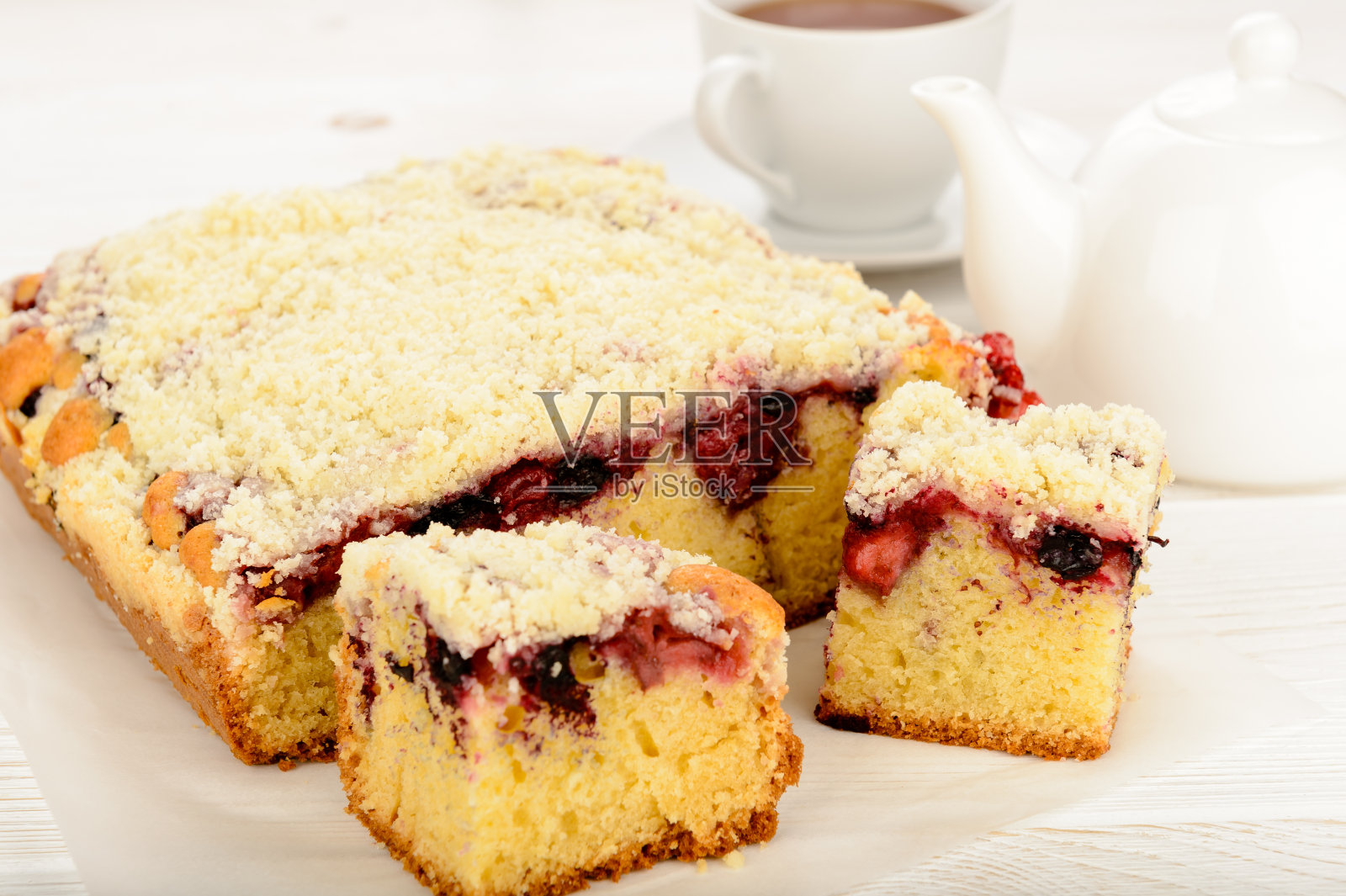 香甜的自制浆果蛋糕和一杯茶。照片摄影图片