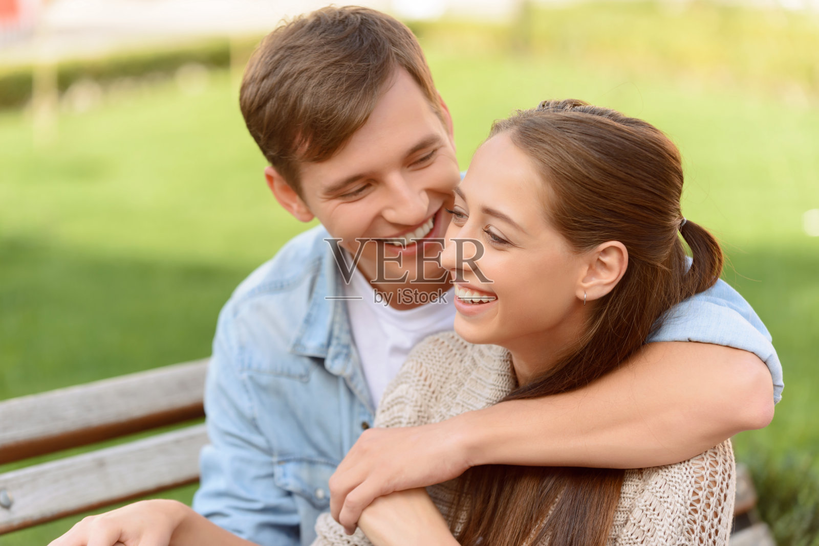 愉快的夫妻拥抱照片摄影图片