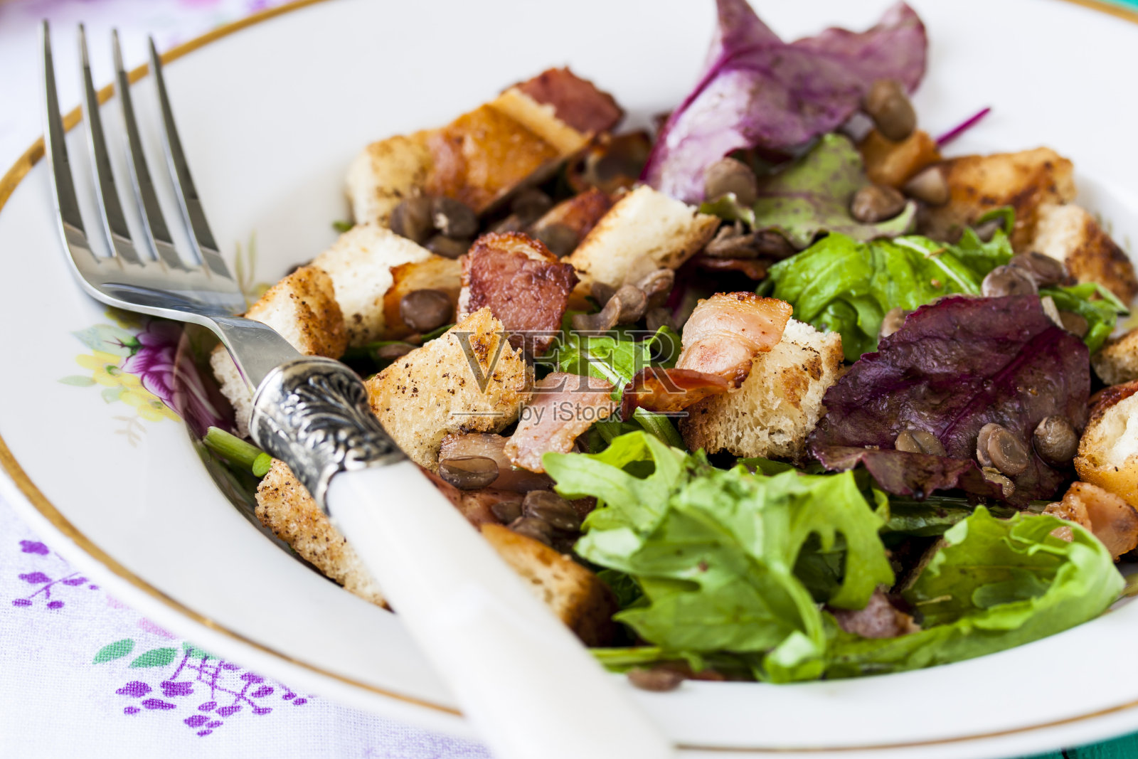 培根、扁豆和面包丁的沙拉照片摄影图片