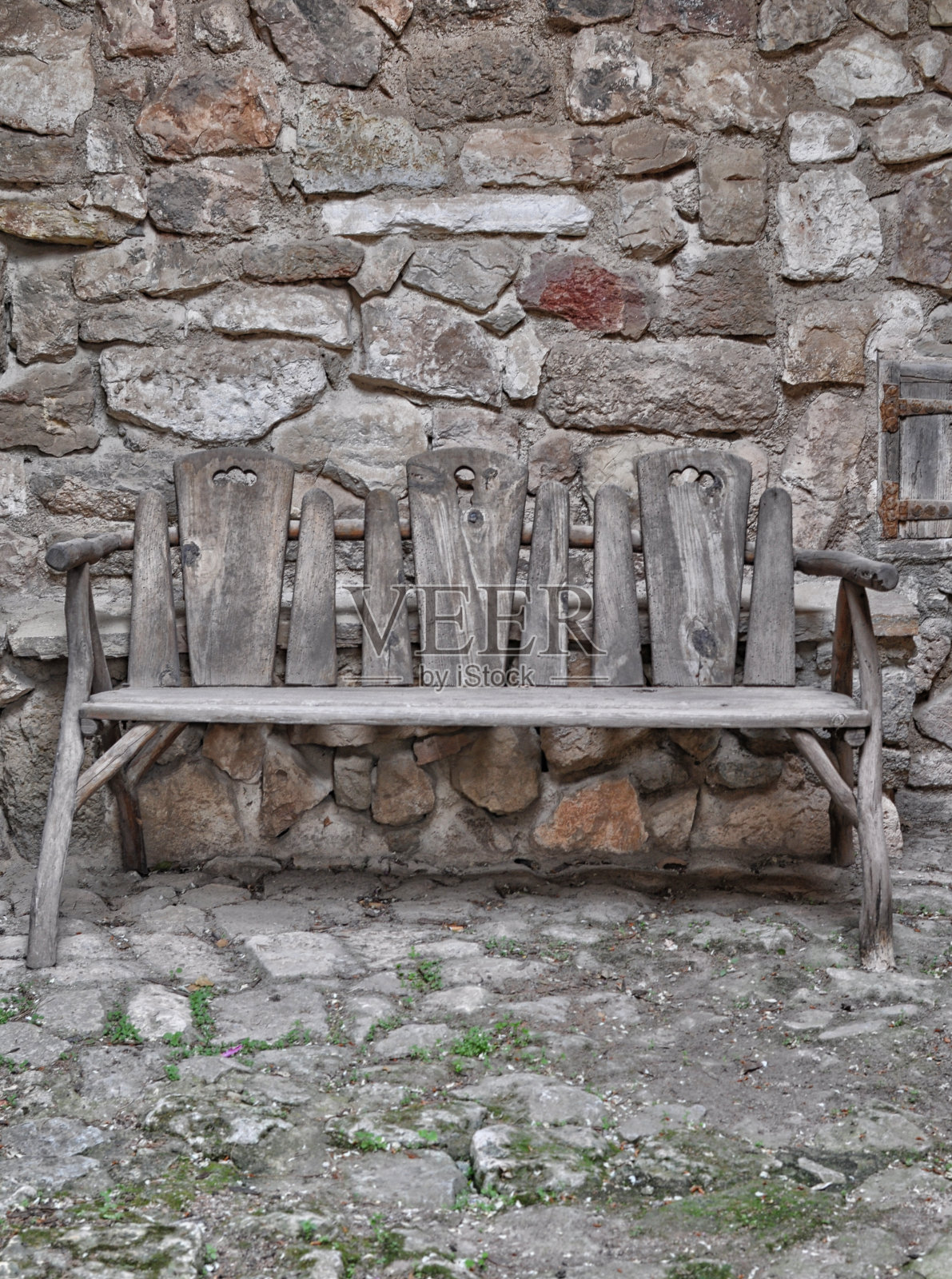 石屋上的旧木凳照片摄影图片