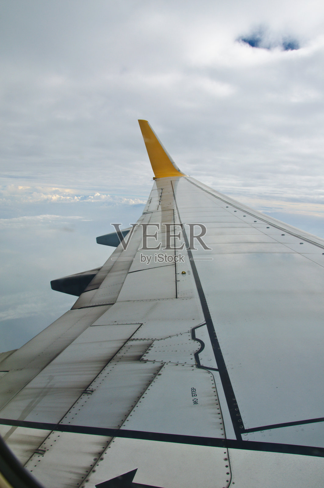 从窗口看到机翼照片摄影图片