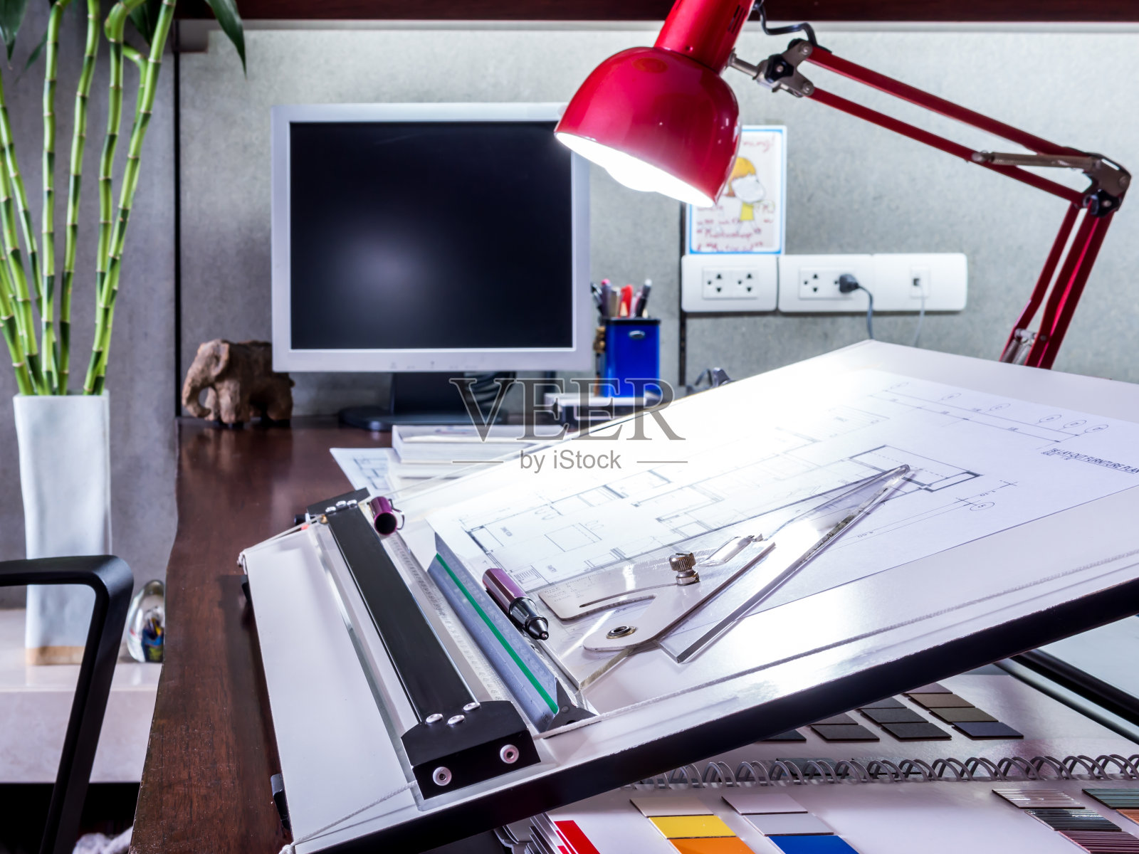 现代设计师的办公桌上有电脑和设备照片摄影图片