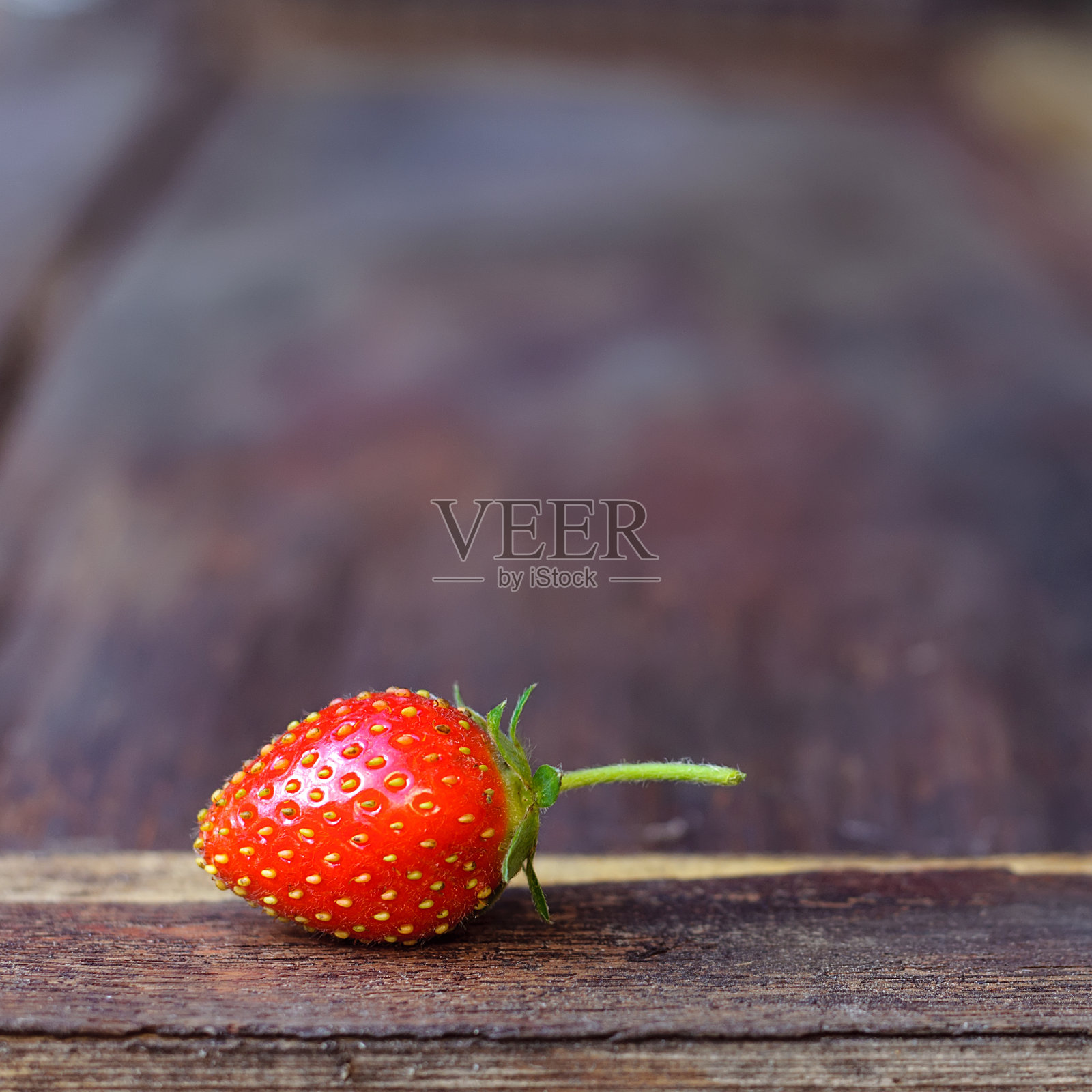 木桌草莓照片摄影图片