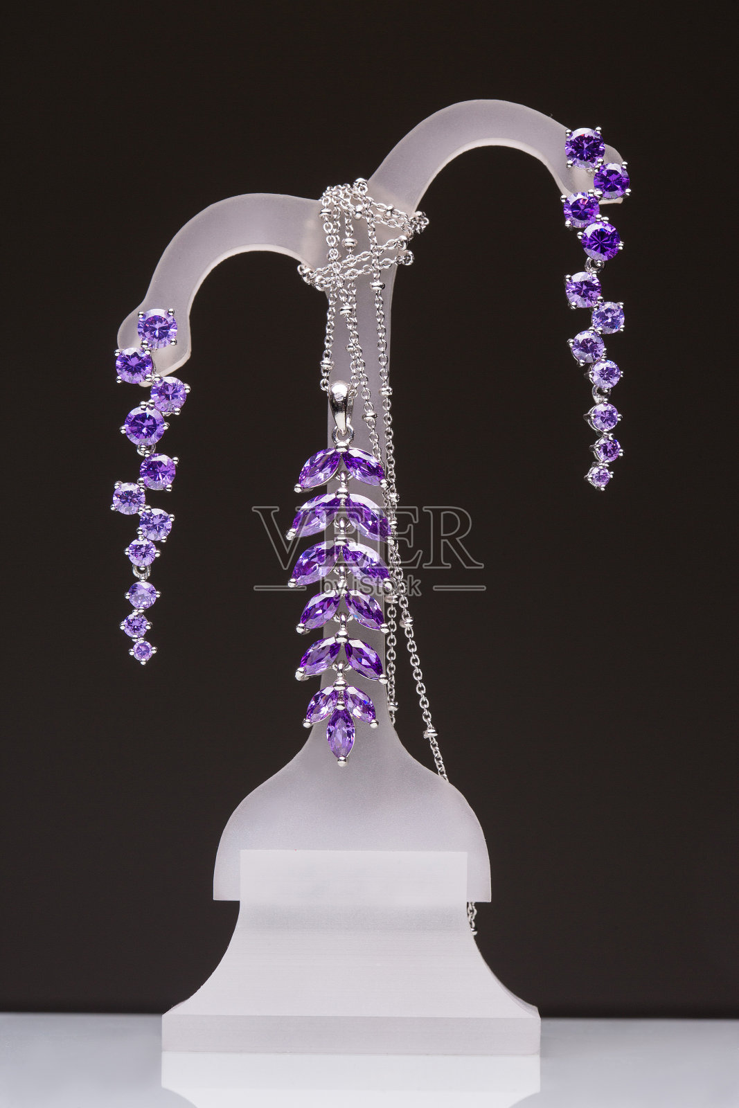 服装首饰。吊坠、耳环照片摄影图片