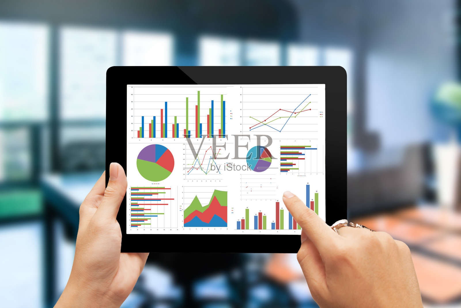 特写的男性手触摸平板电脑与业务图表照片摄影图片