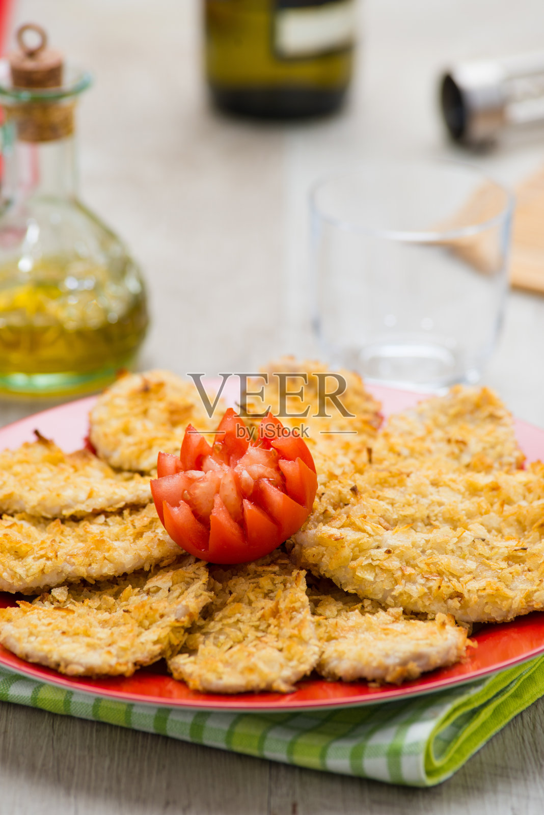 炸鸡胸肉和炸薯条照片摄影图片