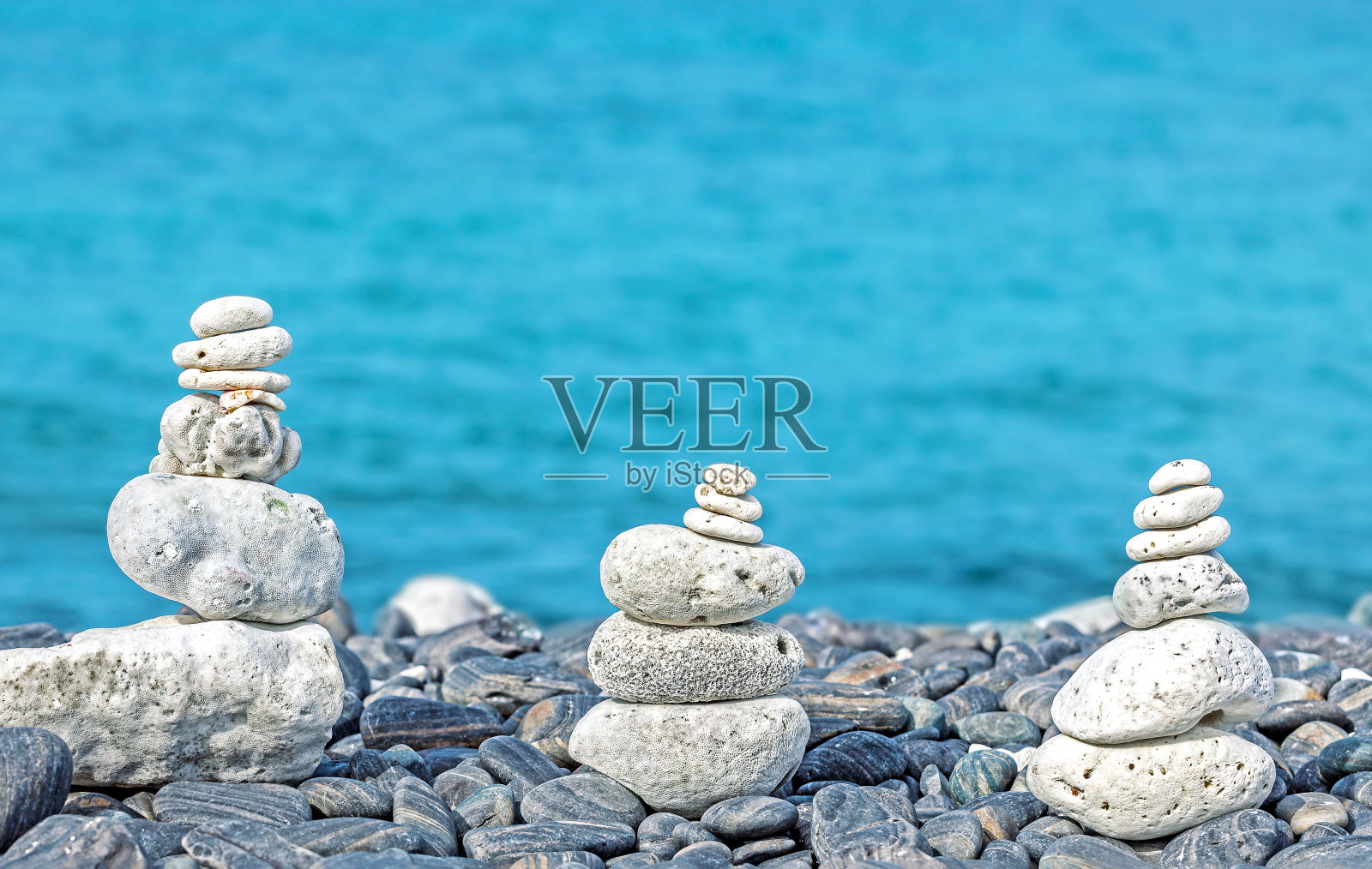 彩色过滤图像的石头在海滩，水疗概念的背景。照片摄影图片