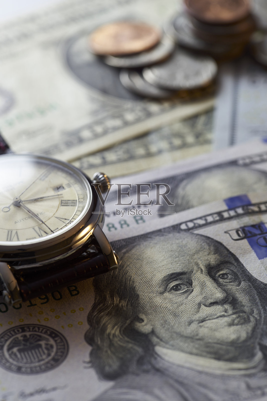 时间和金钱。黄金的基调。近距离照片摄影图片