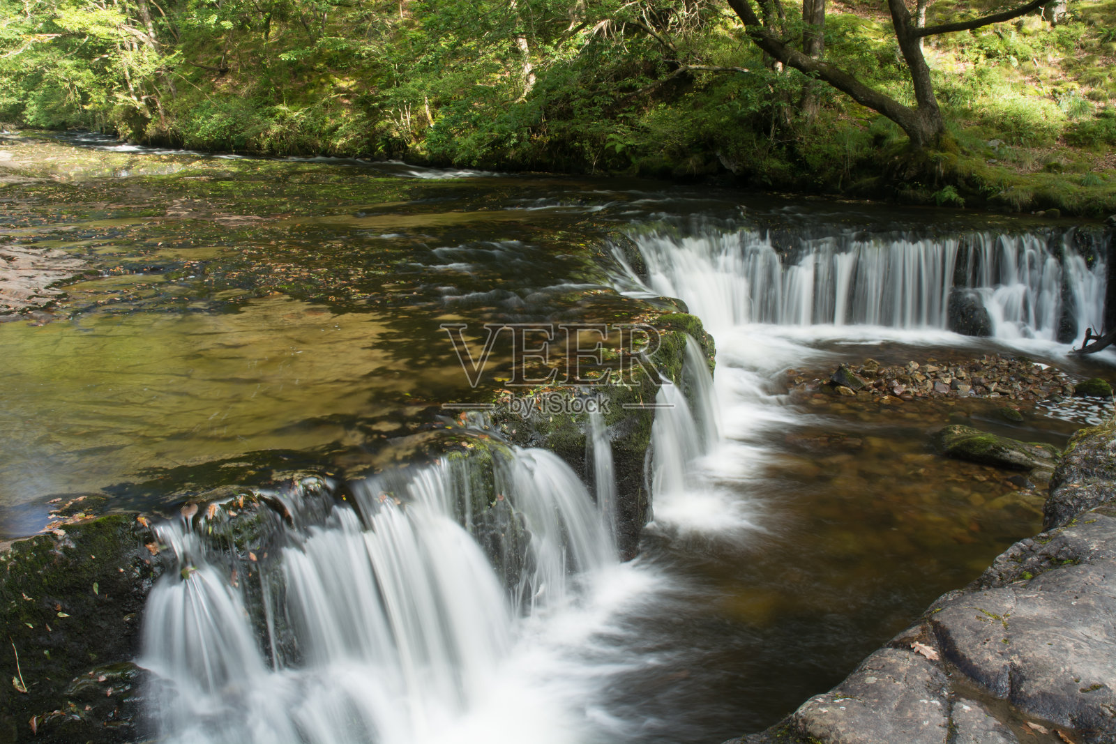 下河的瀑布照片摄影图片