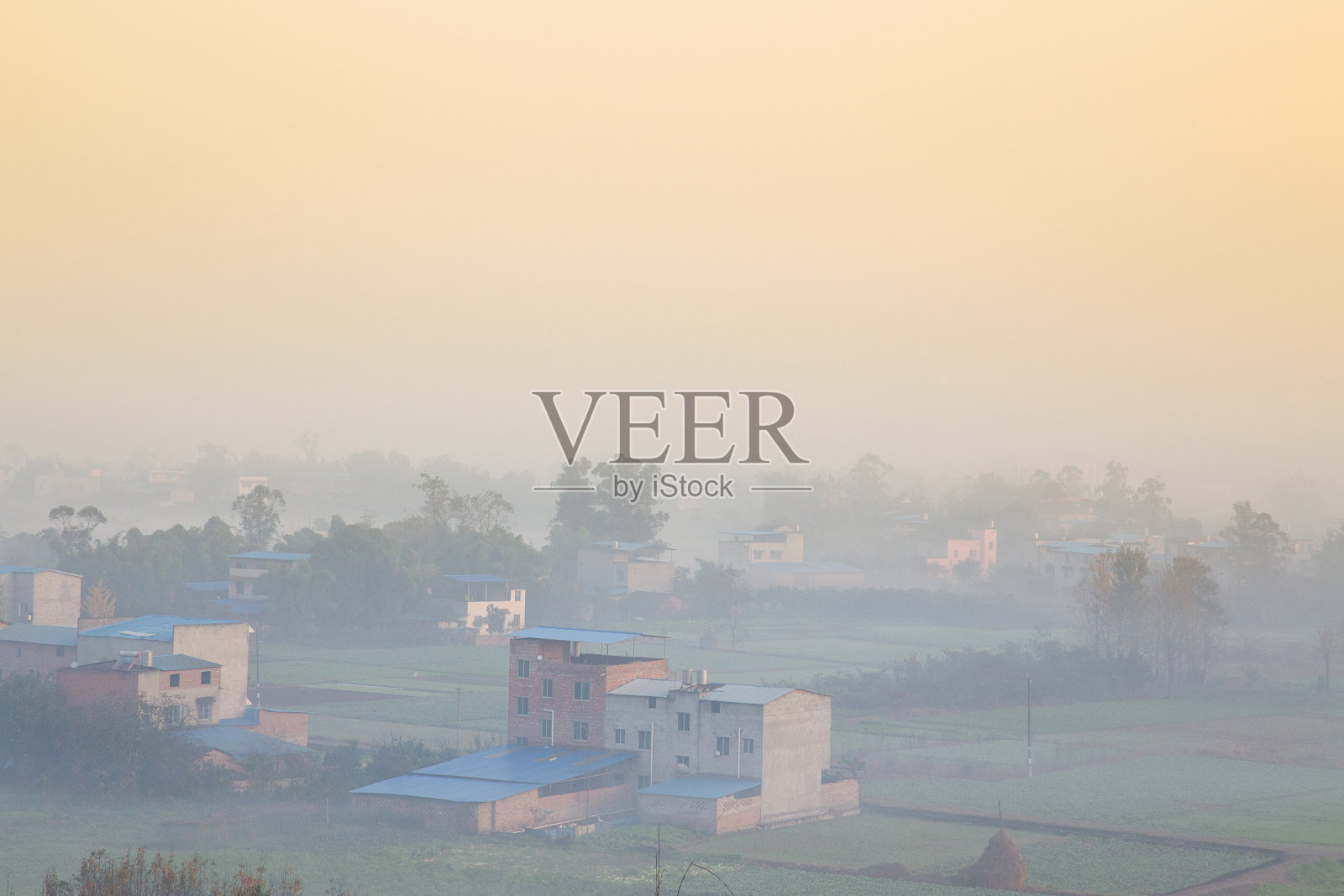 村庄在清晨有雾照片摄影图片