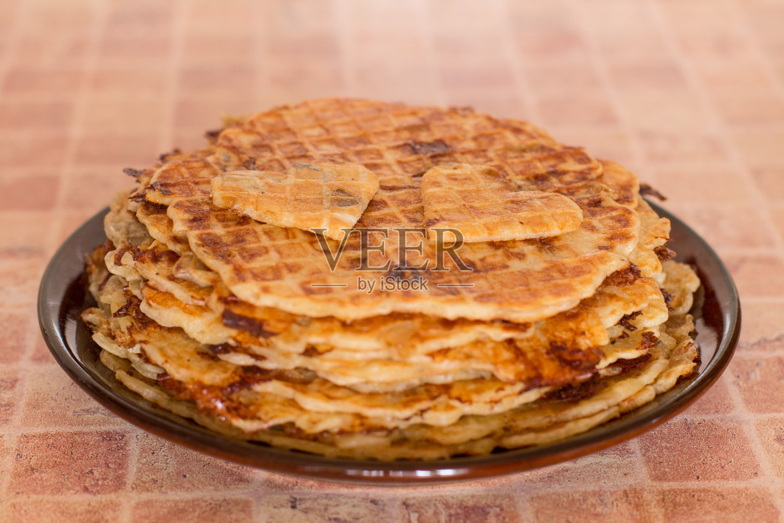 盘子里的自制华夫饼。浪漫的早餐照片摄影图片