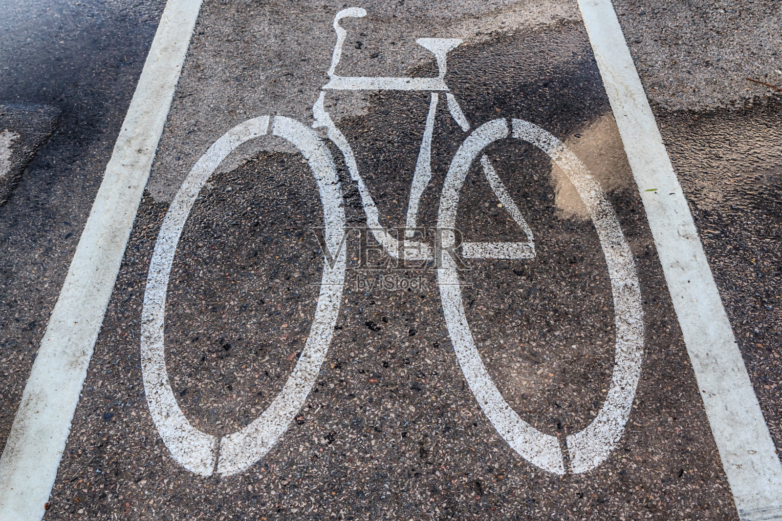 潮湿的自行车道和反射的云照片摄影图片