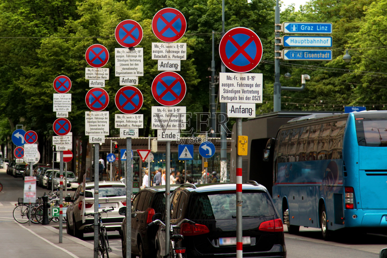 维也纳的街道上禁止停车路标照片摄影图片