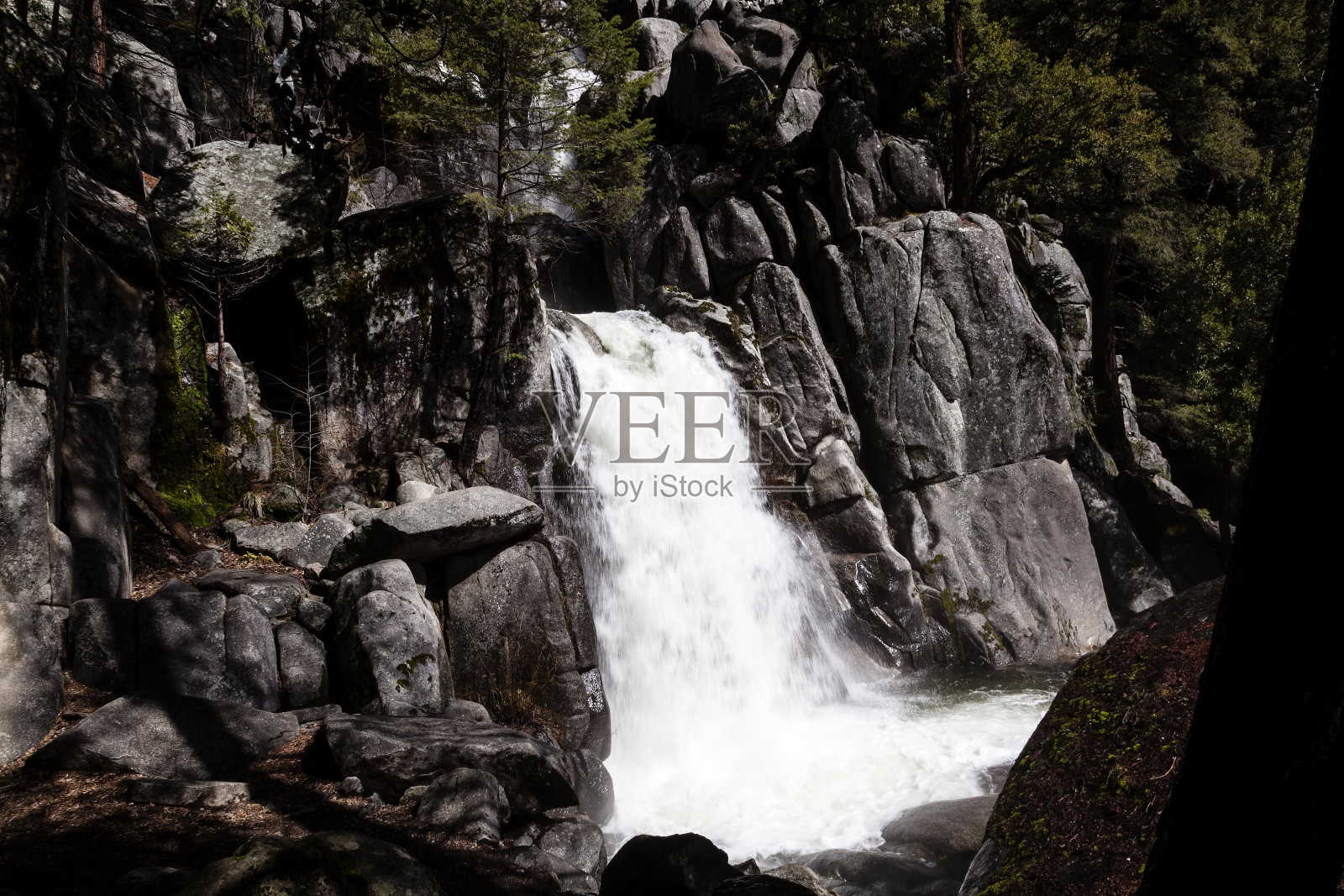 加州约塞米蒂公园下Chilnualna Trail Falls照片摄影图片