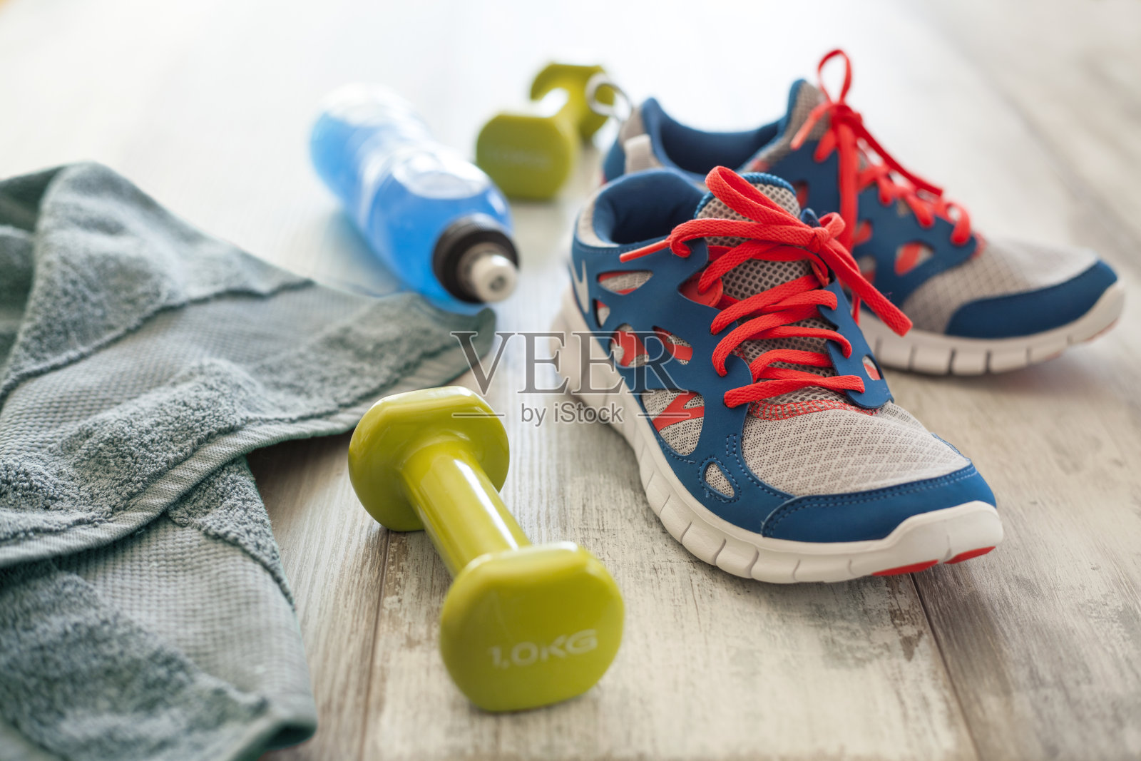 木制背景上的体育用品照片摄影图片