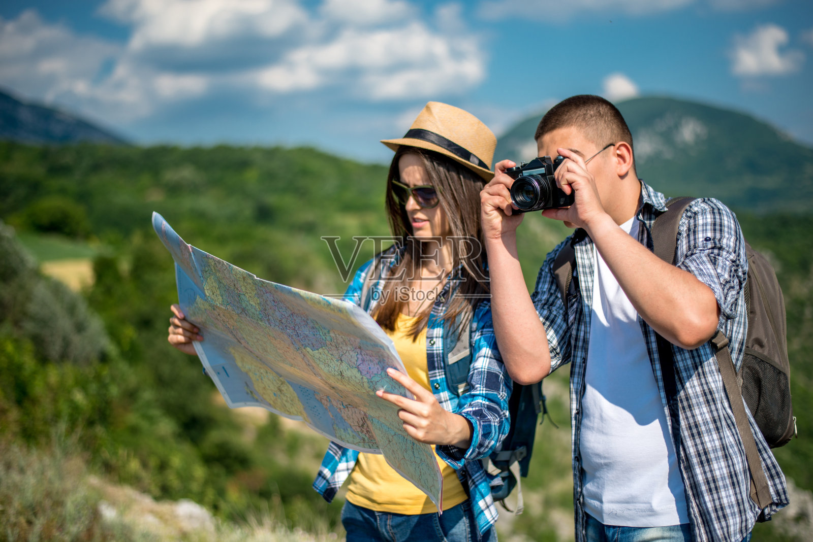 徒步旅行者在看地图照片摄影图片