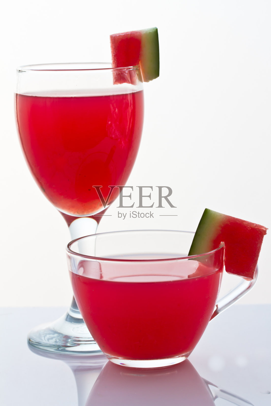 白色背景上的西瓜奶昔照片摄影图片