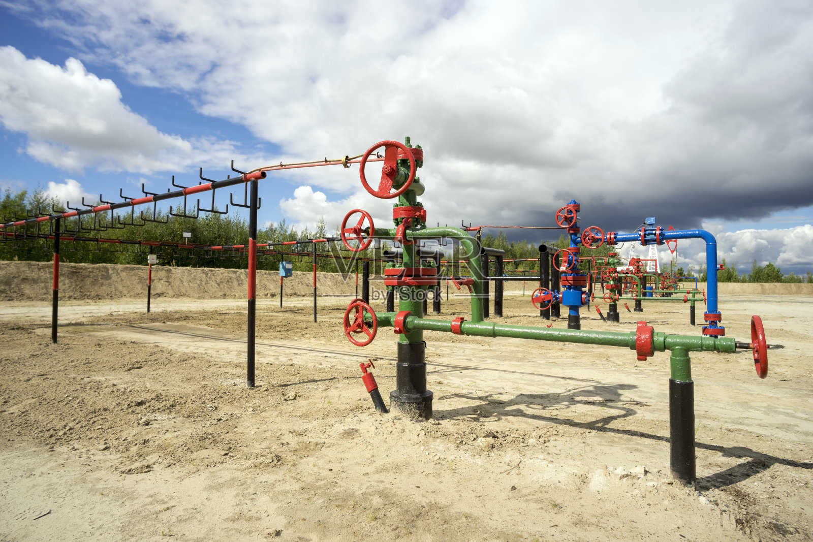 布什在西伯利亚的油田打油井。照片摄影图片