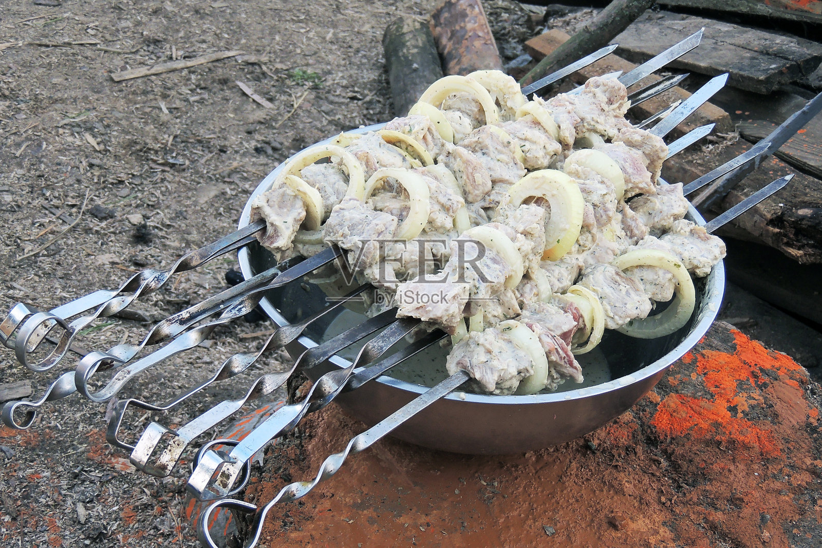 烤串上的生烤肉串照片摄影图片