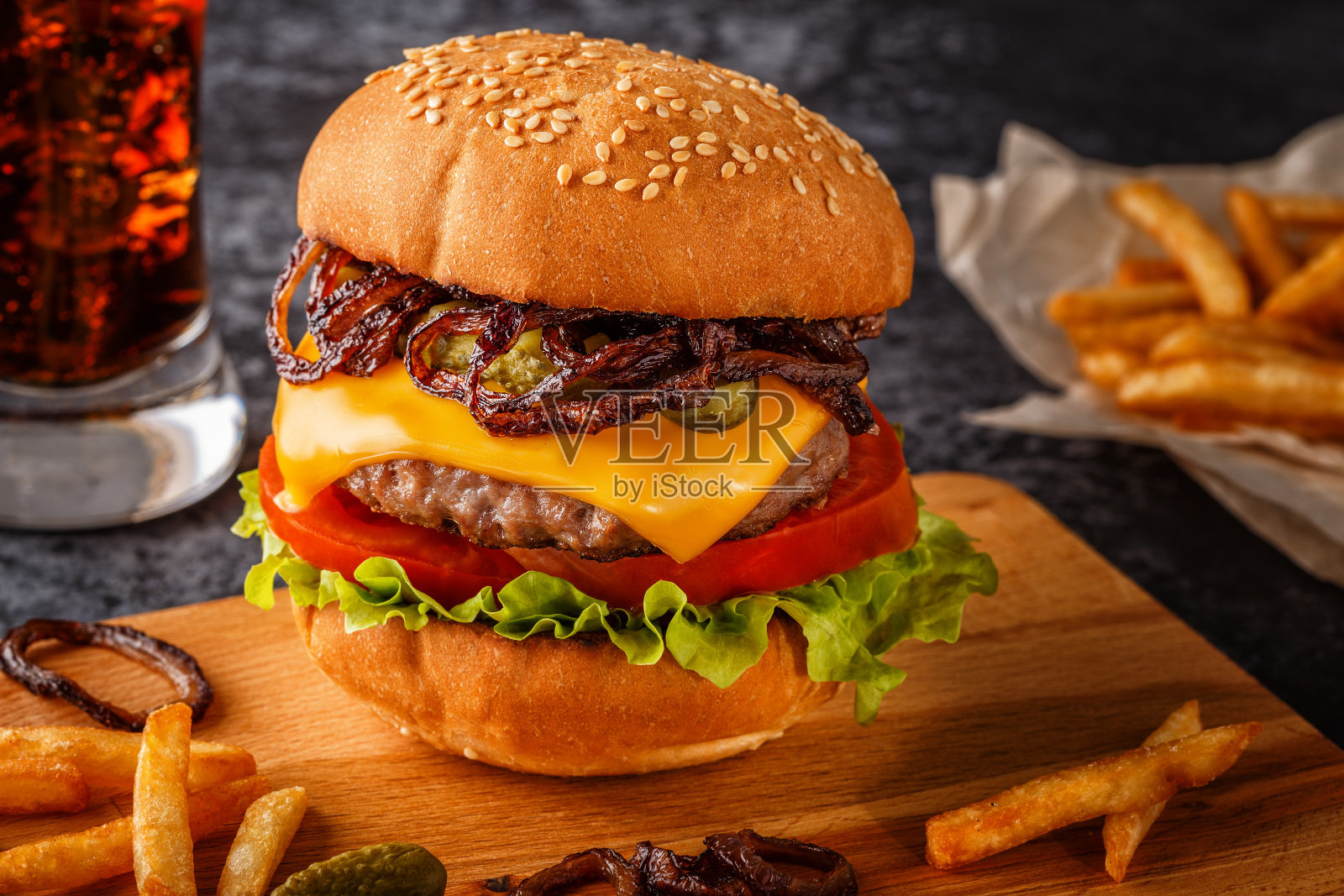 汉堡，汉堡加炸薯条和新鲜蔬菜。照片摄影图片