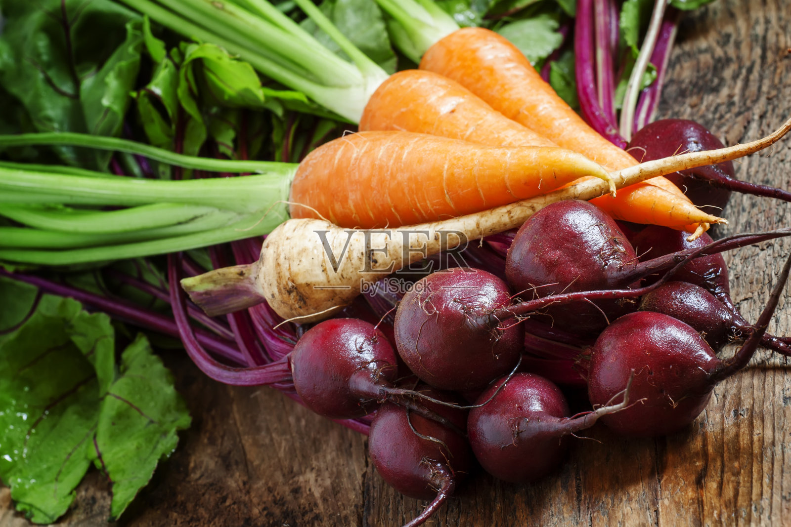 新鲜的有机甜菜和胡萝卜照片摄影图片