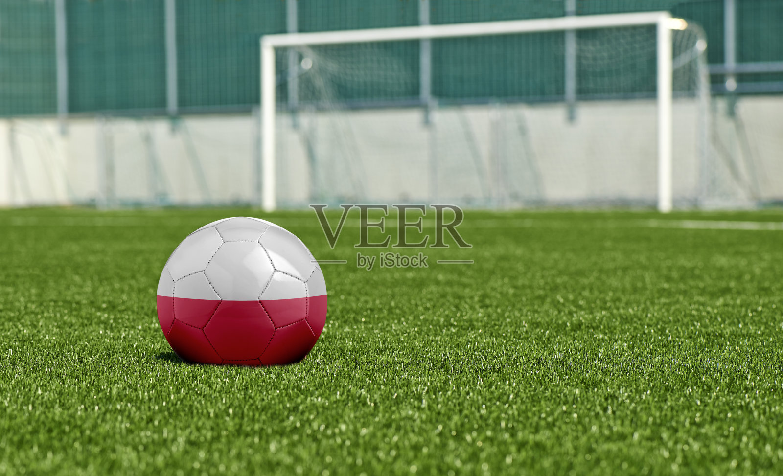 足球在绿色的场地-旗帜波兰照片摄影图片