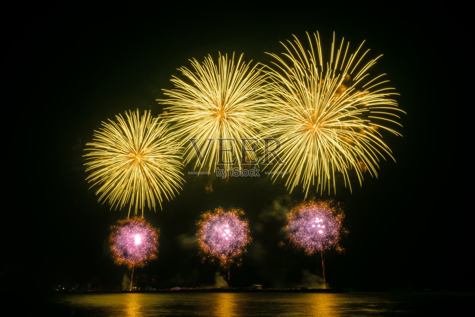 五颜六色的烟花在天空中大而明亮地展示着照片摄影图片